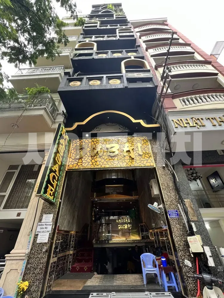 두바이 마사지 간판이 있는 건물