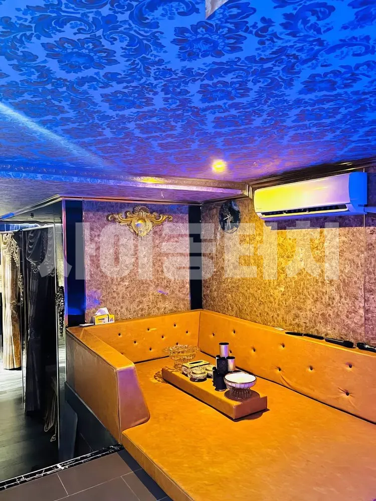 푸른 천장 조명의 휴식 공간