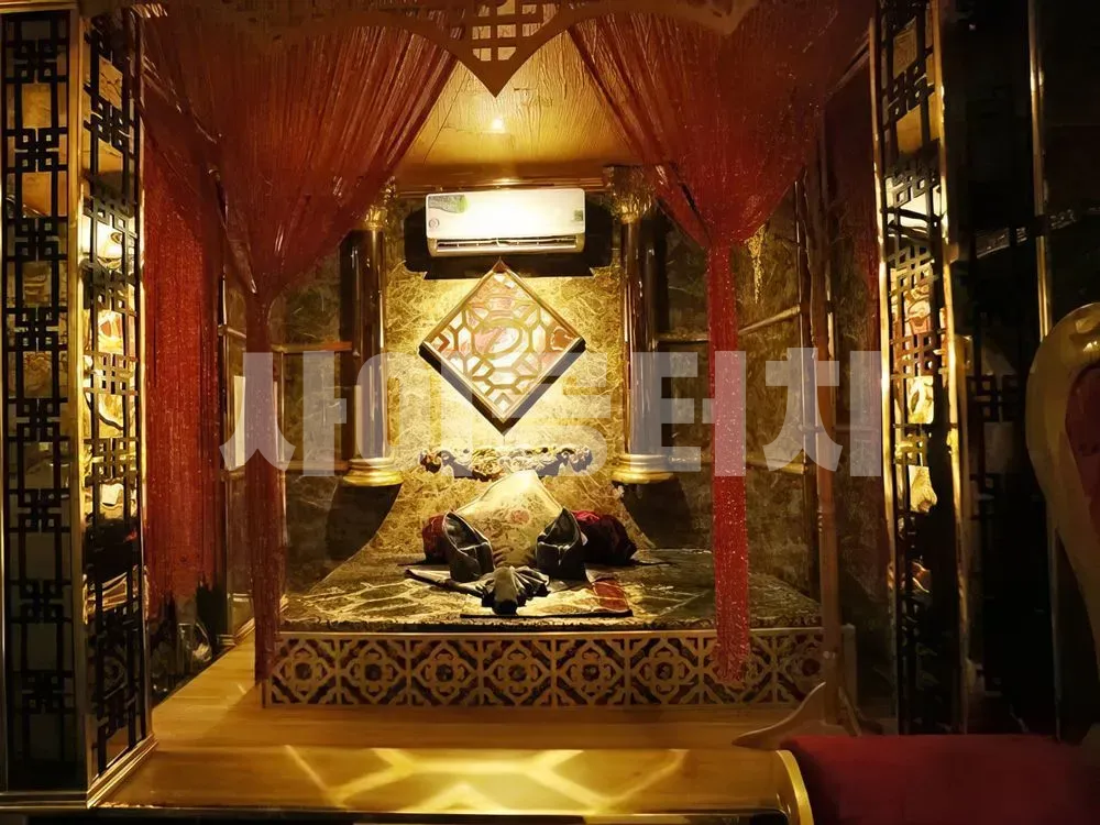 화려한 붉은 장식의 동양풍 침실