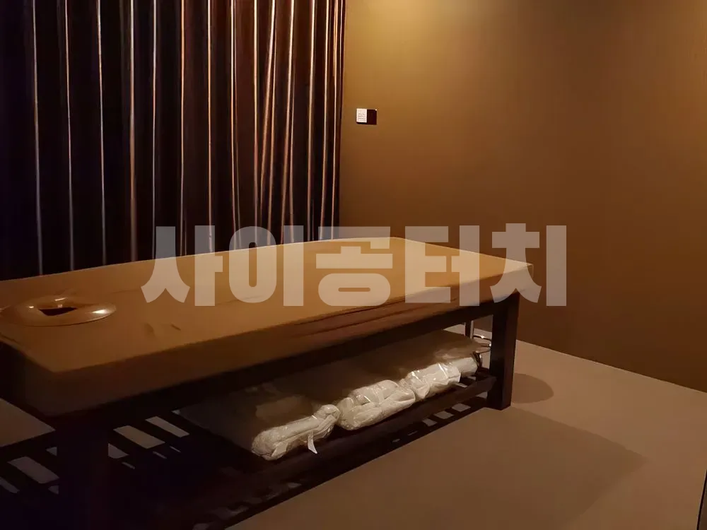 개인실의 깔끔한 마사지 베드
