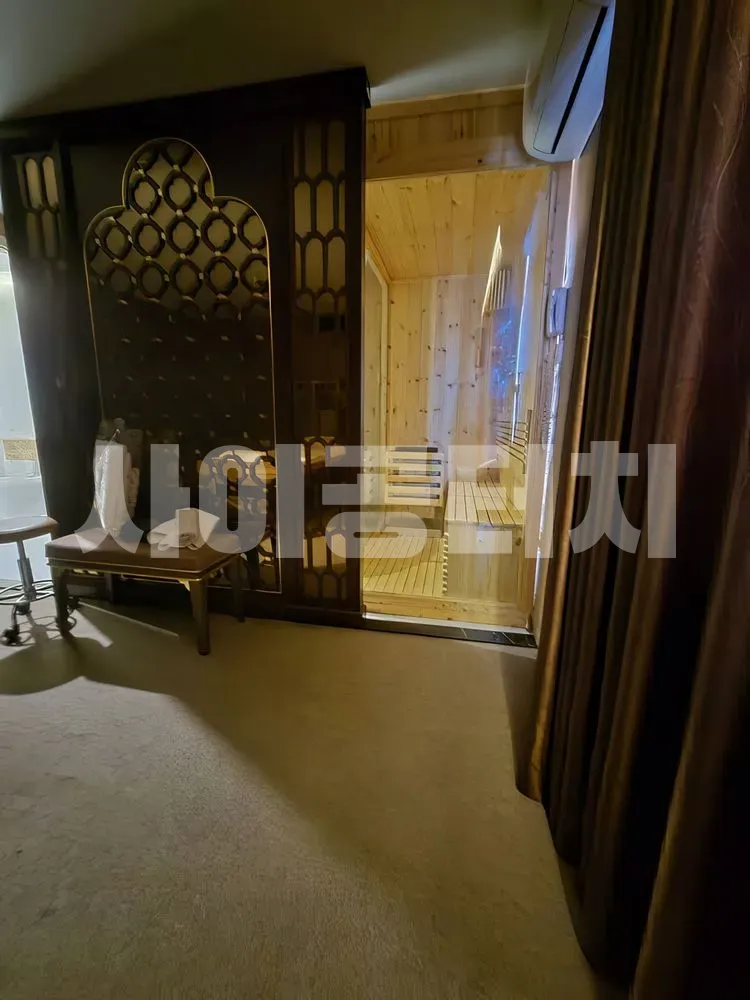 사우나와 함께 있는 마사지 룸