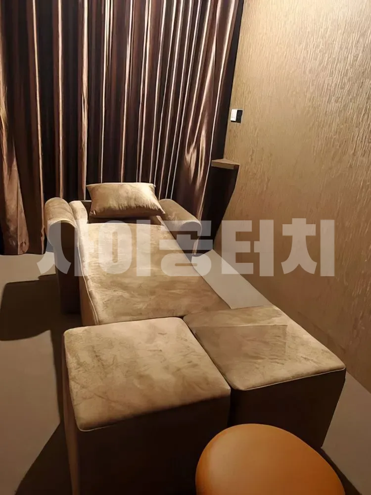 편안한 베이지색 리클라이너 의자