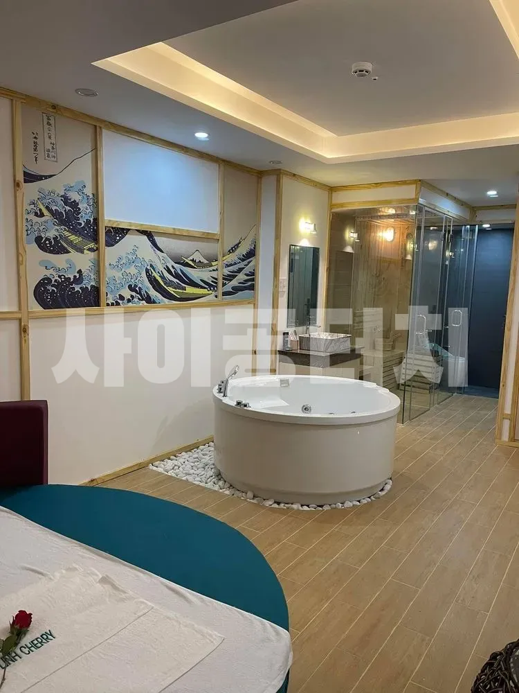 넓고 고급스러운 스파룸 내부