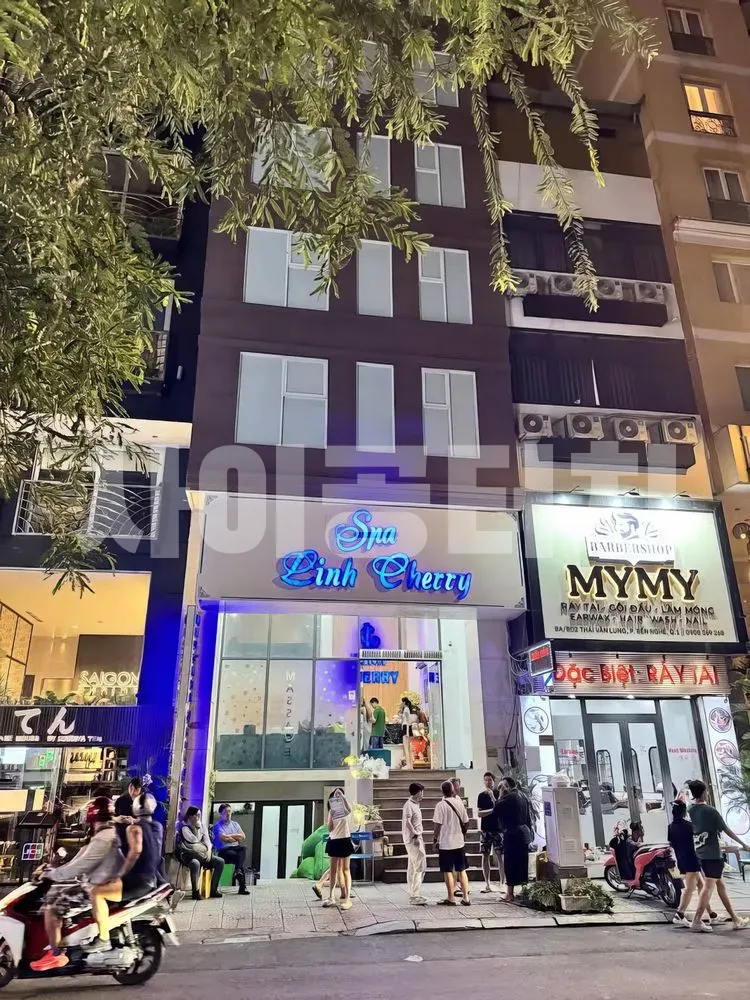 스파 입구의 활기찬 거리 전경