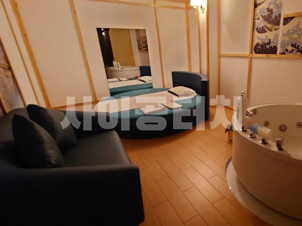 원형 침대가 있는 스파룸 전경