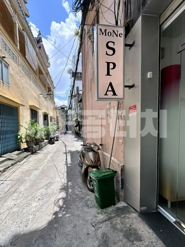 골목길에 위치한 스파 입구 간판