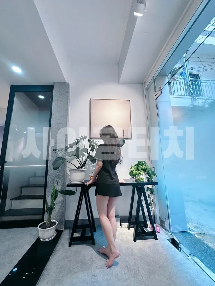 스파 내부 대기실의 여성 뒷모습