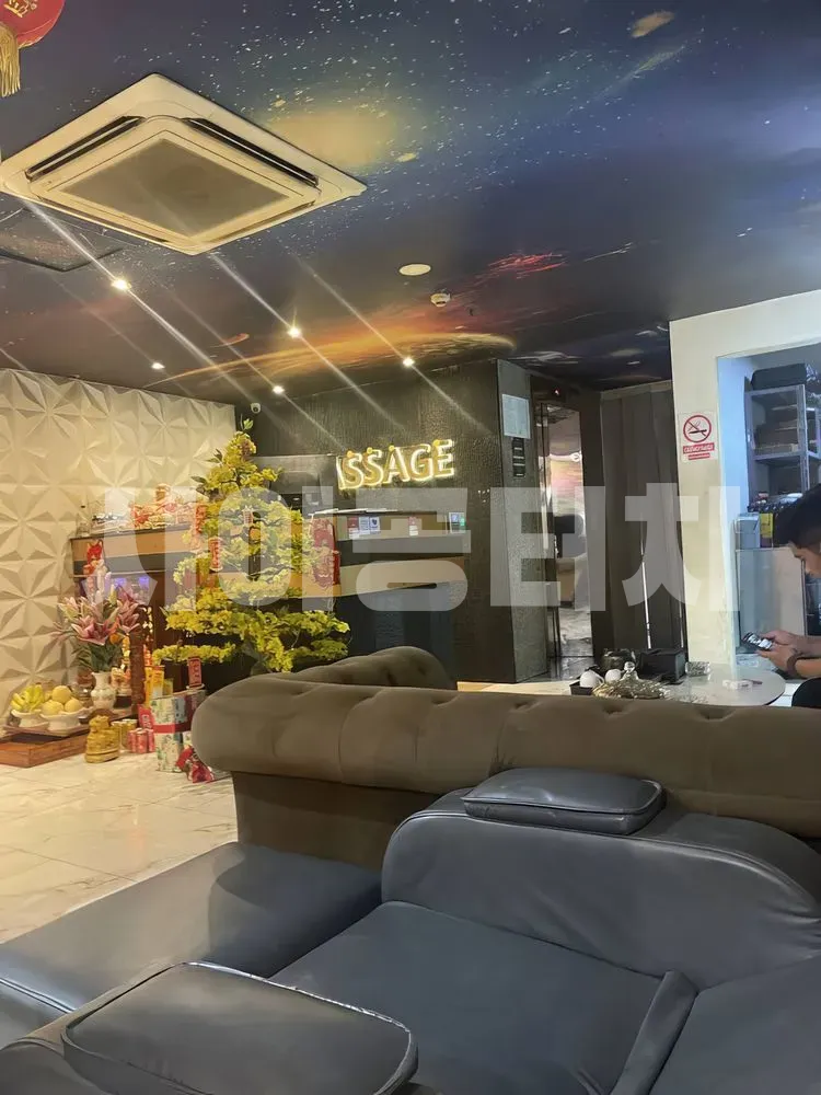 화려한 조명의 마사지 스파 입구