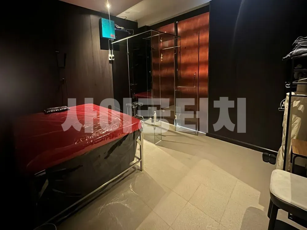 깔끔하게 정돈된 스파 트리트먼트룸