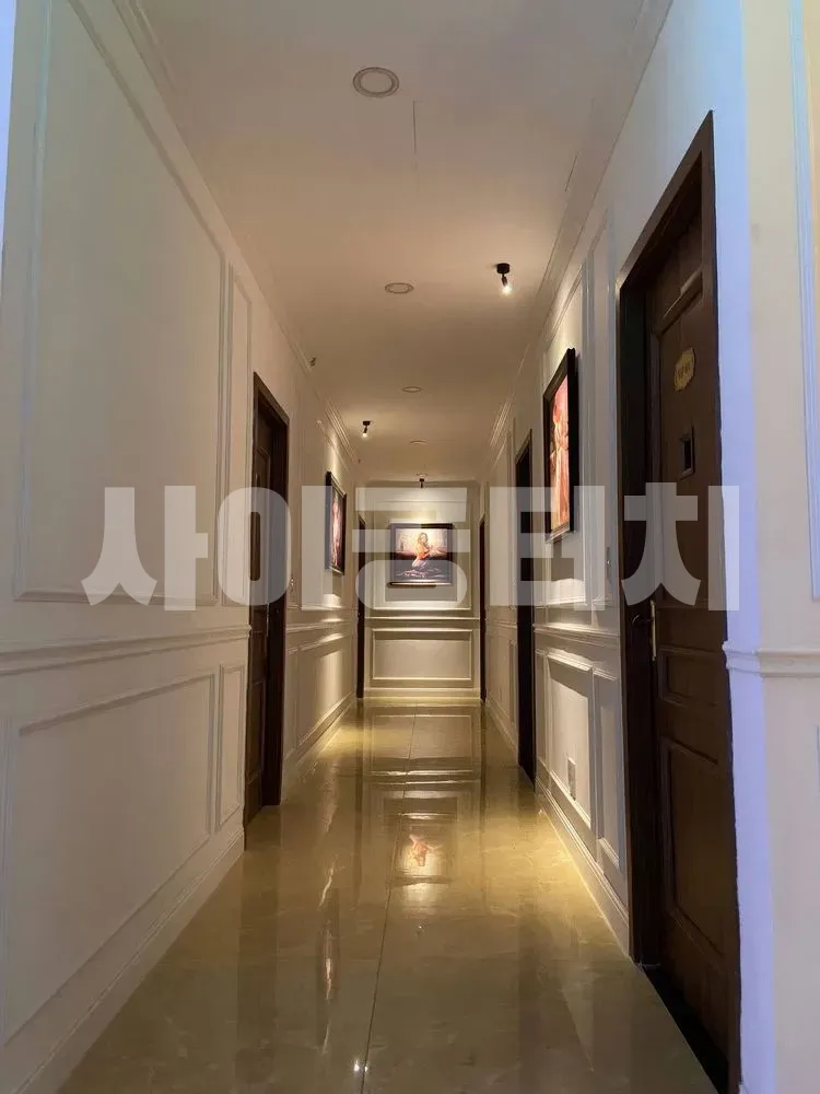 복도 끝에서 오는 빛이 아름다운 모습