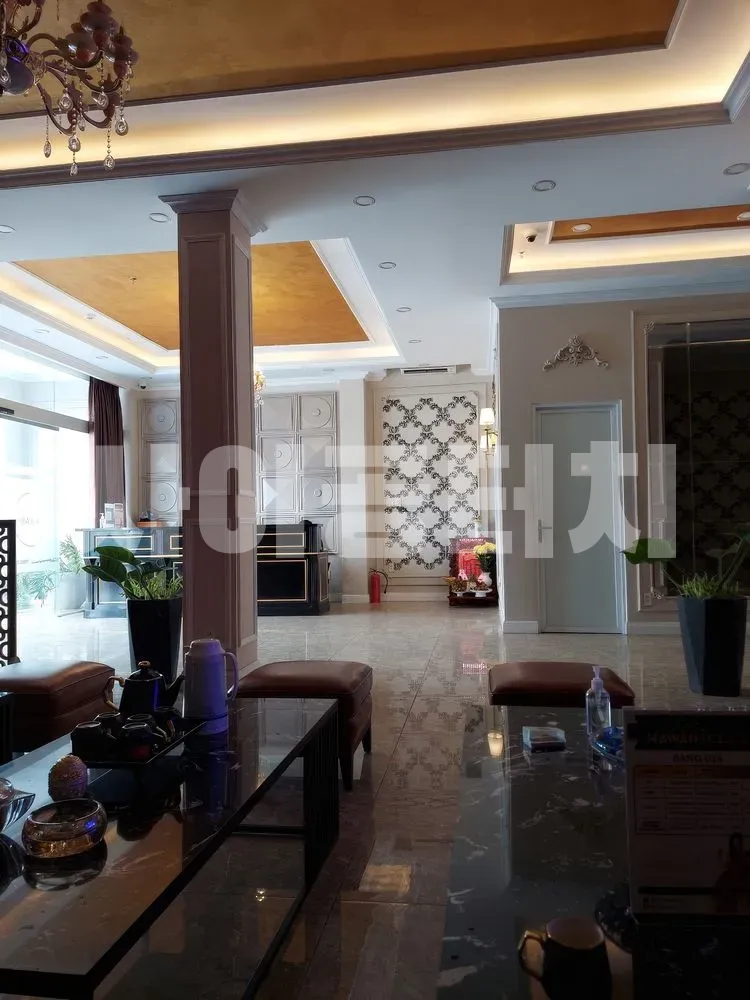 화려한 샹들리에와 넓은 로비 공간